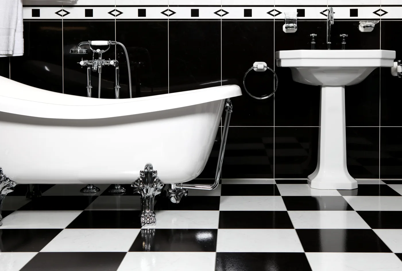 Black Bathroom Ideas: Get the LRV Gap to 30 Points